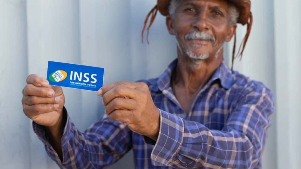 Adeus à idade mínima nova lei aprovada muda regras do INSS e beneficia trabalhadores com carteira assinada